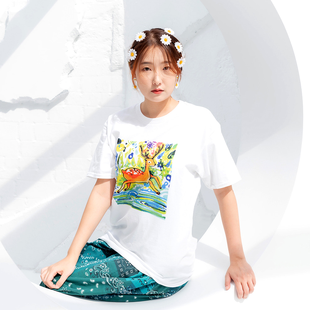 꽃사슴이 시냇가에서 뛰어놀고 있는 모습을 담은 ARTIST PRINT 아티스트프린트 티셔츠